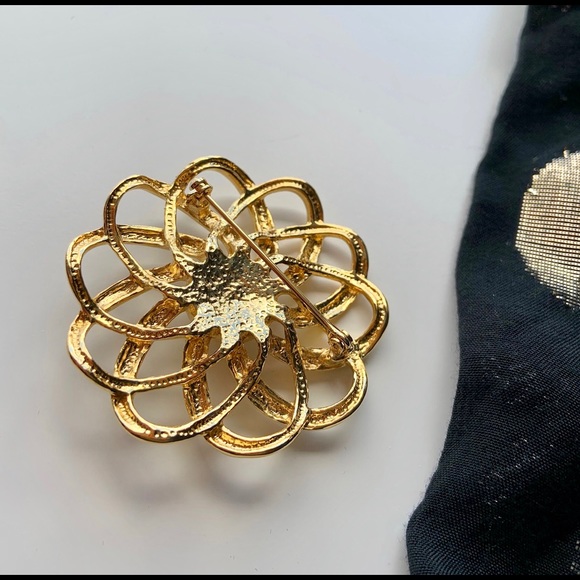 Vintage classic faux pearl and gold swirl brooch - Picture 3 of 6